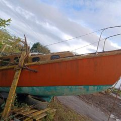 Yacht with mast free