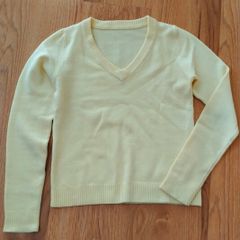 Women's yellow v-neck jumper