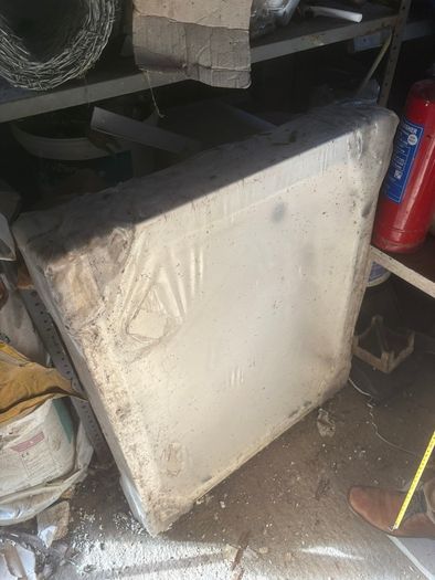 Square shower tray - 90cm x 90cm - in packaging