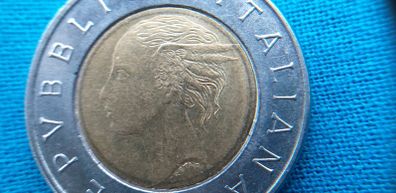 Vintage 1992 Italy 500 lire coin. Quirinale. Production Error.