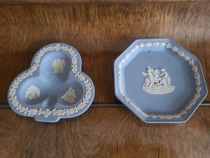2 x small Wedgwood dishes