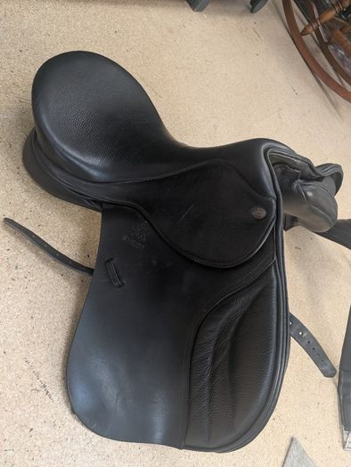 Fairfax black leather saddle with girth. High quality black leather Fairfax saddle in great condition. Comes with a matching girth as shown in the photos. Perfect for everyday riding or training.