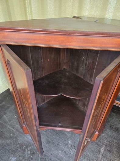 Corner cabinet