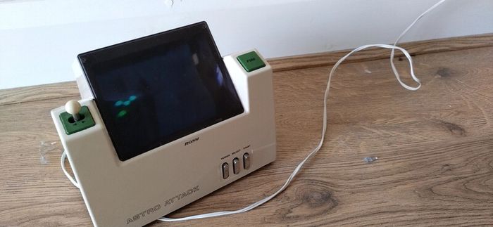 Arcade game console  Rare1980s space invaders Working perfectly with adapter