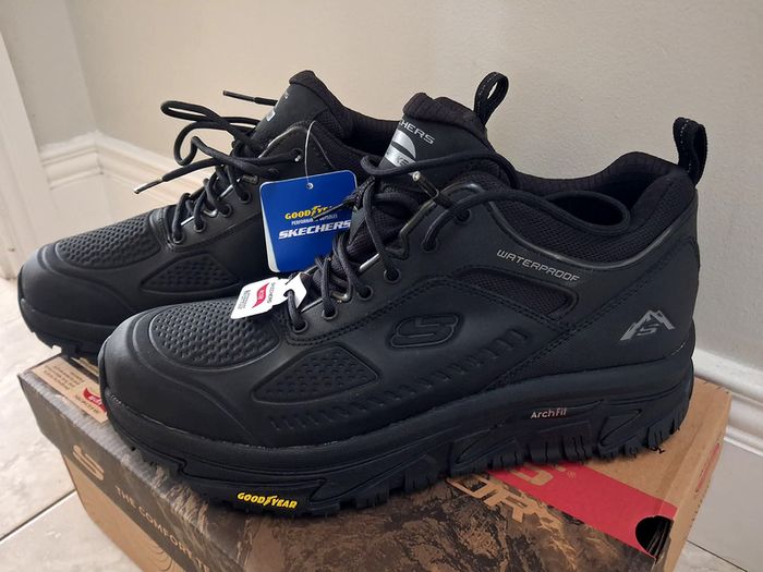 Brand New Skechers Arch Fit Road Walkers, Men's Size 10 (EU 45) Water Proof / Air Cooled