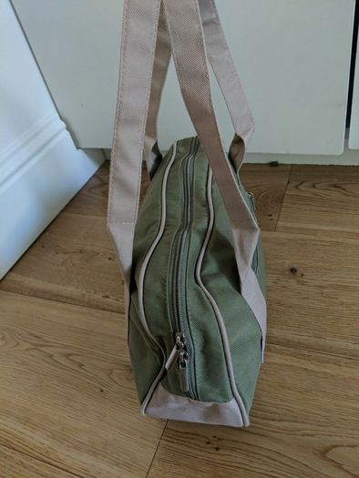 Hand bag with straps