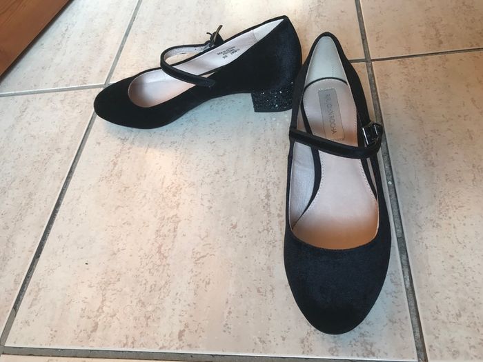 (Lot of 25) Ladies' Shoes Size 3/36