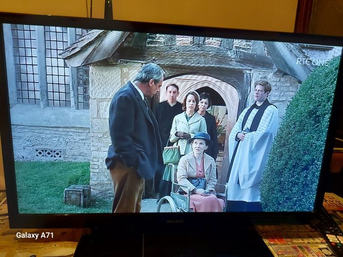 Walker 32 inch TV, Saorview, not smart, comes with remote control, Excellent condition