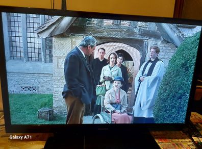 Walker 32 inch TV, Saorview, not smart, comes with remote control, Excellent condition