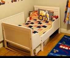 Toddler extendable bed and mattress