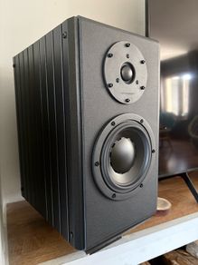 Hivi swan speakers with stands