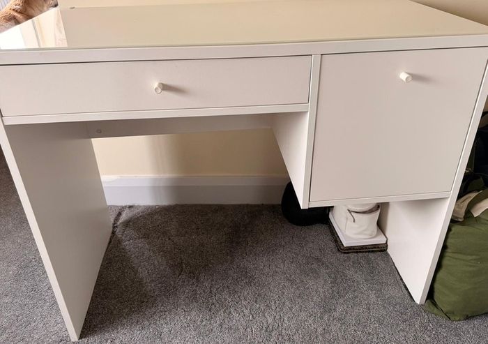 desk/makeup table