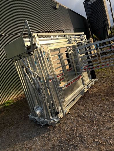 New cattle squeeze crush