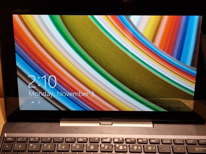 ASUS LaptopTablet CN9935, Windows 8, 2GB Ram 64GB HDD, Intel Atom CPU Z3740 1.33GHz in excellent condition