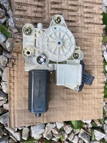 07  Avensis window motor