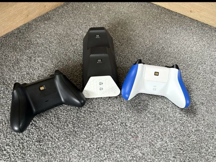 xbox series X 1TB and controller 2