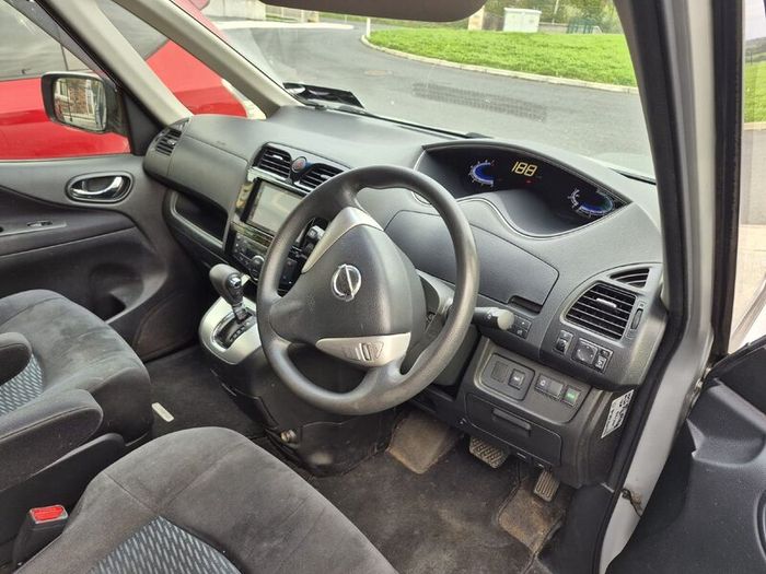Nissan Serena 2014