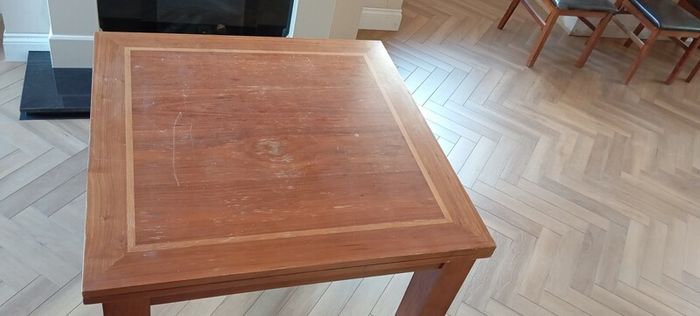 Extendable table with 4 chairs