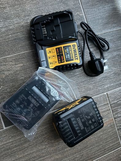 Dewalt 2 x 4.0Ah Li-Ion Batteries + charger