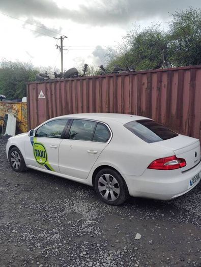 Breaking Skoda superb 2013 cayc MDM  lf9e 1.6tdi