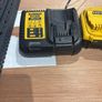 batteries and charger dewalt 5.0Ah Image 2