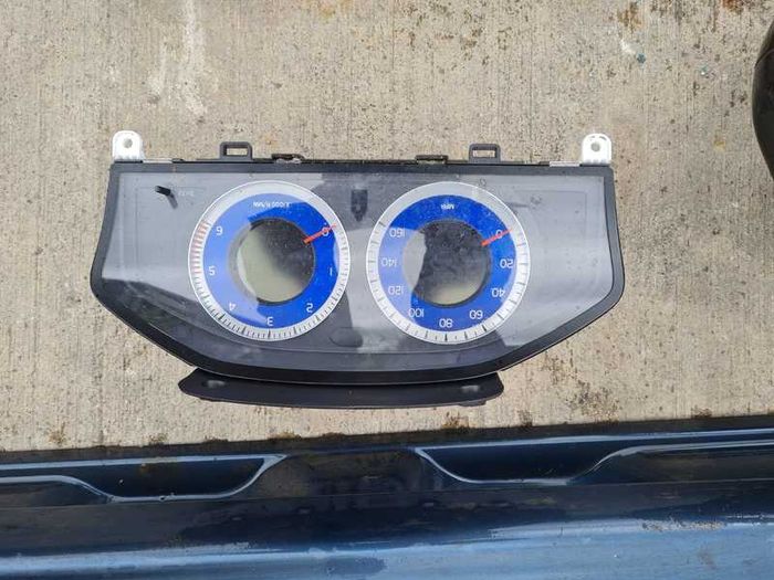 Volvo V70 07-16 R-Design Extras , side skirts , clocks , steering wheel etc @ OCG