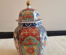 Japanese Imari lided temple jar