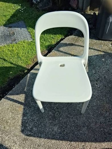 garden table and chairs