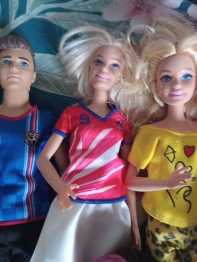 large bundle barbie /ken dolls