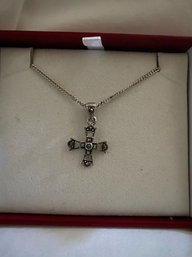 A silver marcasite cross & chain