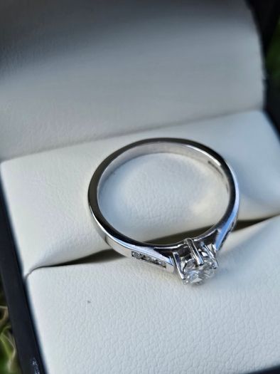 18ct White Gold Diamond Engagement Ring