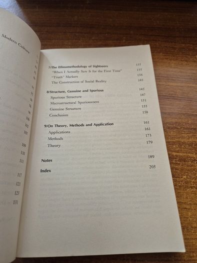 The Tourist. Dean MacCannell. A new theory of the leisure class.