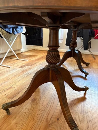 Dining room table (extendable)