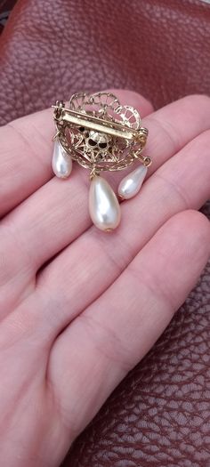 Vintage jewelry is sold individually for 5 to 10 euros