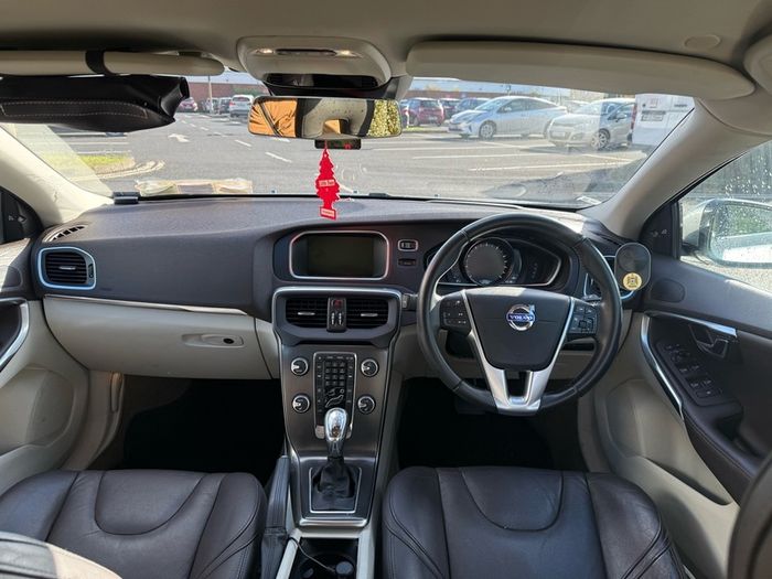 Volvo V40 2013 Automatic 1.6 TURBO PETROL Low kilometer 108,000km