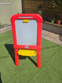 white board/Crayola Easel 2-in-1 Chalkboard and Magnetic Whiteboard