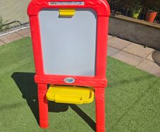 white board/Crayola Easel 2-in-1 Chalkboard and Magnetic Whiteboard