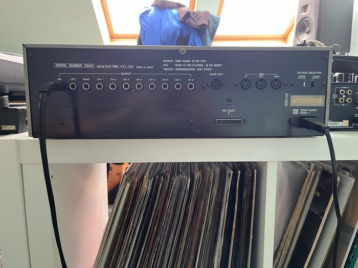 Akai S900