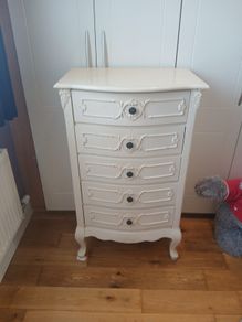 Bedroom chest of drawers