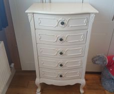 Bedroom chest of drawers