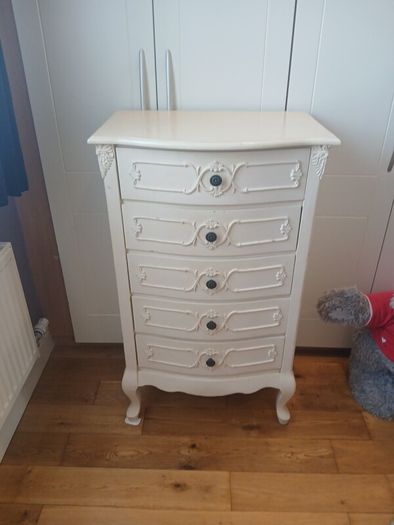 Bedroom chest of drawers