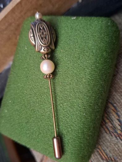 Lapel pin brooch
