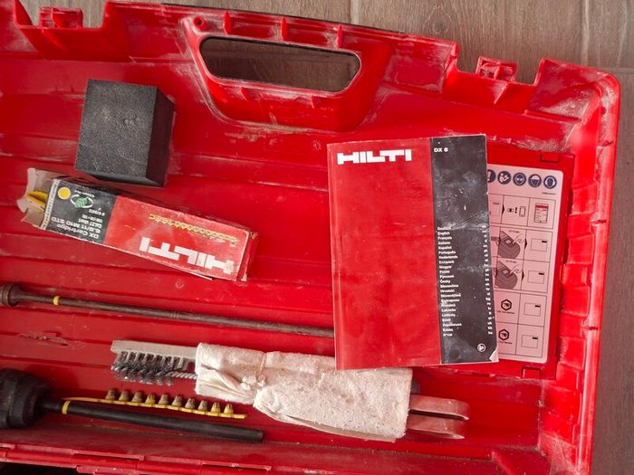 Hilti DX5 nail gun, with accesories, case and manual