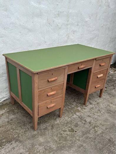 Pedestal desk