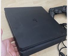 PS4 Slim 2 controllers