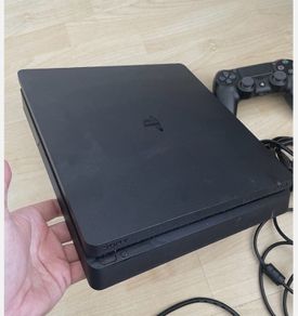 PS4 Slim 2 controllers