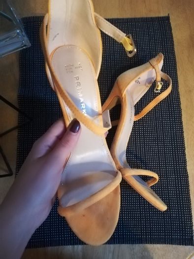 Elegant heeled sandals