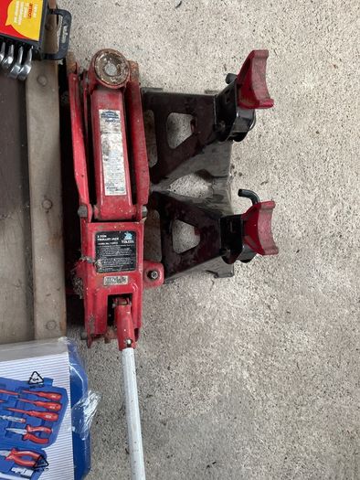 car tools , Jack & laying down board