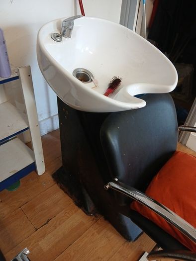 Hairdressing wash basin