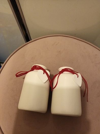 2 valentines vases with Heart detail